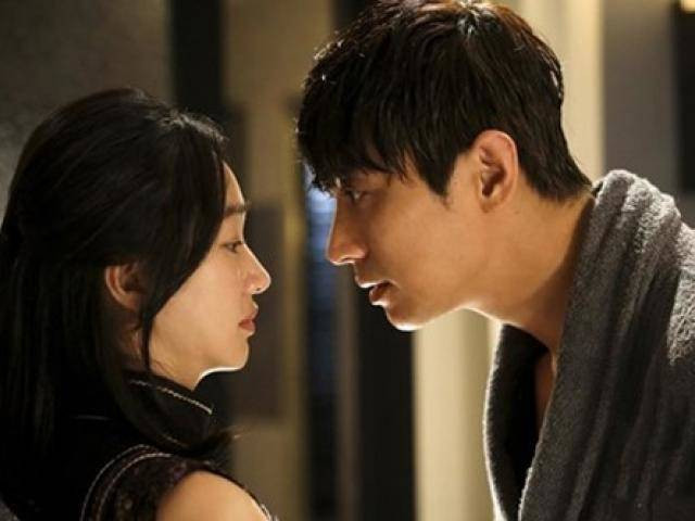 Sau ly hôn vợ cũ ghé qua dọn nhà, ngủ lại với ý đồ lạ Sau ly hon vo cu ghe qua don nha, ngu lai voi y do la