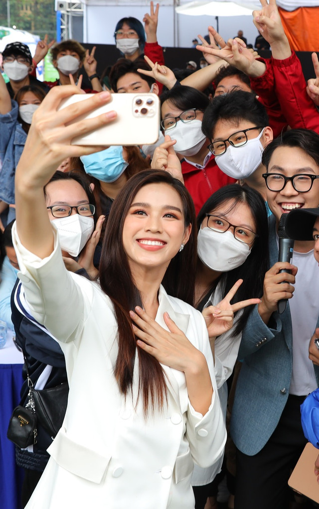 Hoa hậu Đỗ Thị Hà áp lực thi học kỳ, sợ nhất môn kinh tế vi mô - Hình 2 Hoa hau Do Thi Ha ap luc thi hoc ky, so nhat mon kinh te vi mo-Hinh-2