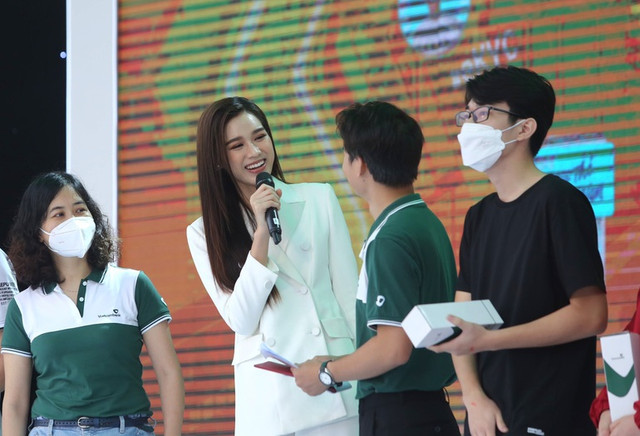 Hoa hậu Đỗ Thị Hà áp lực thi học kỳ, sợ nhất môn kinh tế vi mô - Hình 3 Hoa hau Do Thi Ha ap luc thi hoc ky, so nhat mon kinh te vi mo-Hinh-3