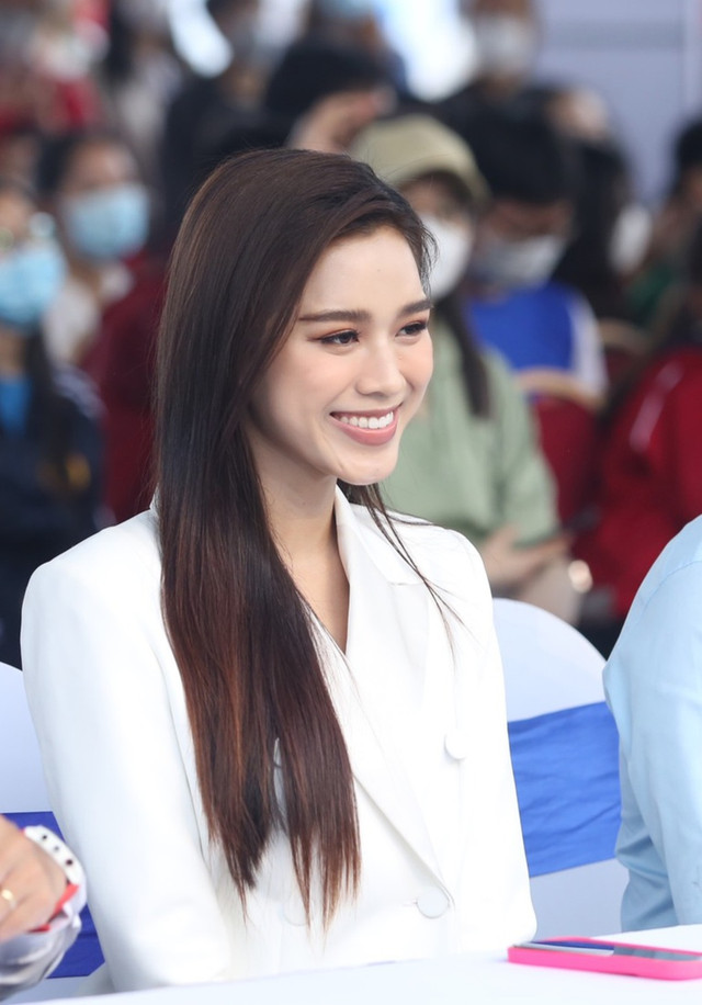 Hoa hậu Đỗ Thị Hà áp lực thi học kỳ, sợ nhất môn kinh tế vi mô Hoa hau Do Thi Ha ap luc thi hoc ky, so nhat mon kinh te vi mo