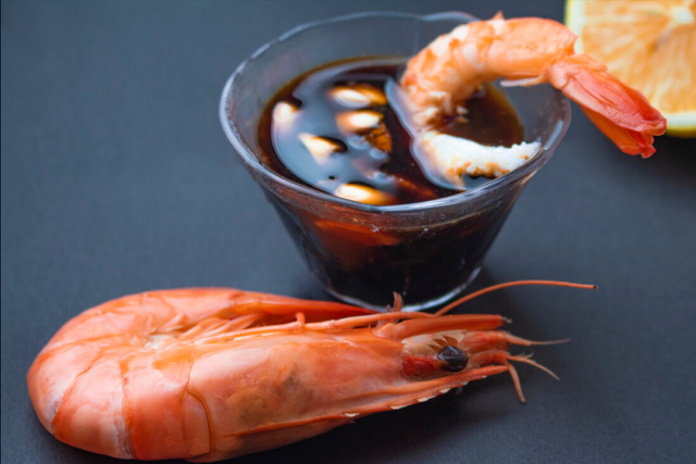 Luộc tôm đỉnh cao: Không cần 1 giọt nước nào vẫn chín đỏ au - Hình 3 Luoc tom dinh cao: Khong can 1 giot nuoc nao van chin do au-Hinh-3