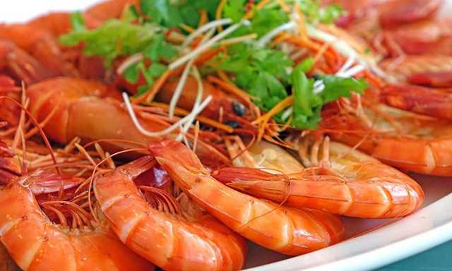 Luộc tôm đỉnh cao: Không cần 1 giọt nước nào vẫn chín đỏ au Luoc tom dinh cao: Khong can 1 giot nuoc nao van chin do au