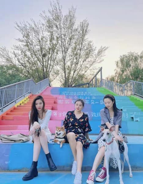 Lưu Diệc Phi khoe ảnh đi chơi cùng hội bạn gái - Hình 3 Luu Diec Phi khoe anh di choi cung hoi ban gai-Hinh-3