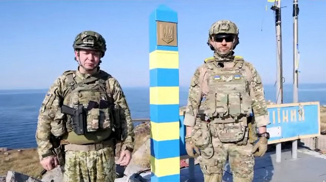 Quân đội Ukraine cắm cột mốc biên giới mới trên Đảo Rắn Quan doi Ukraine cam cot moc bien gioi moi tren Dao Ran