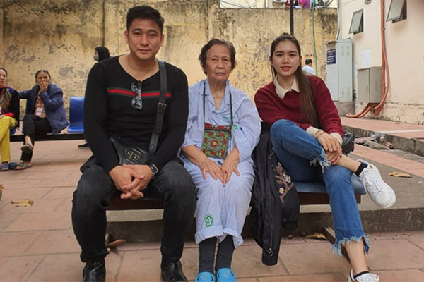 Vợ Minh Tiệp: Tự nguyện bóp chân cho mẹ chồng, rời showbiz lo tổ ấm Vo Minh Tiep: Tu nguyen bop chan cho me chong, roi showbiz lo to am
