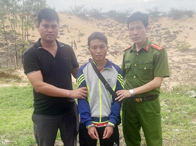 Vợ bị chồng đâm gục tại chỗ ngay trong phiên toà ly hôn Vo bi chong dam guc tai cho ngay trong phien toa ly hon