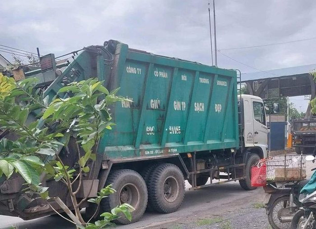 Vụ cha ôm thi thể con bên đường ở Đồng Nai: Khởi tố tài xế xe chở rác gây tại nạn Vu cha om thi the con ben duong o Dong Nai: Khoi to tai xe xe cho rac gay tai nan