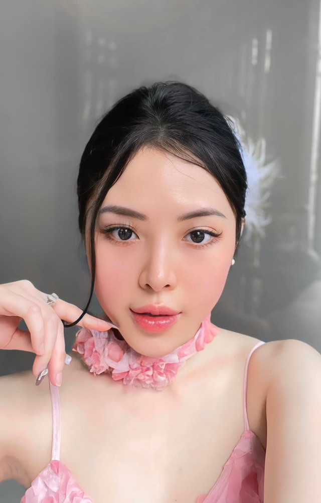 Vóc dáng “vạn người mê” của chị Hằng Nga trên chuyến bay dịp Tết Trung thu - Hình 6 Voc dang “van nguoi me” cua chi Hang Nga tren chuyen bay dip Tet Trung thu-Hinh-6