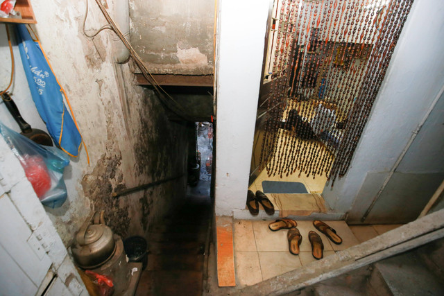 Một đêm trong nhà “đất vàng” 16m2 ở Hà Nội: 70 người chung một nhà vệ sinh Mot dem trong nha “dat vang” 16m2 o Ha Noi: 70 nguoi chung mot nha ve sinh
