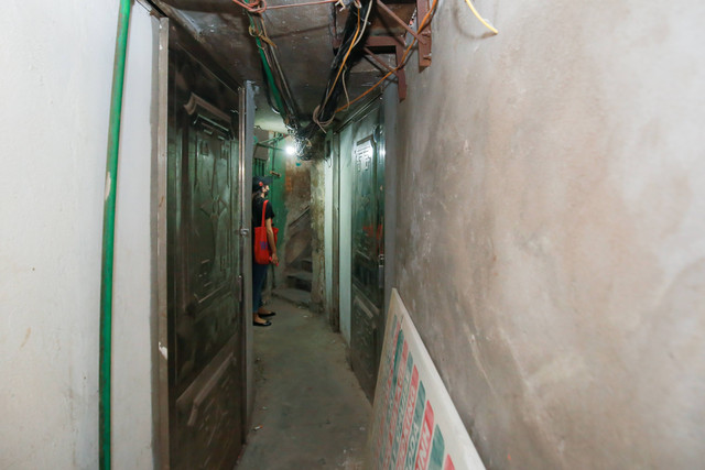 Một đêm trong nhà “đất vàng” 16m2 ở Hà Nội: 70 người chung một nhà vệ sinh - Hình 2 Mot dem trong nha “dat vang” 16m2 o Ha Noi: 70 nguoi chung mot nha ve sinh-Hinh-2