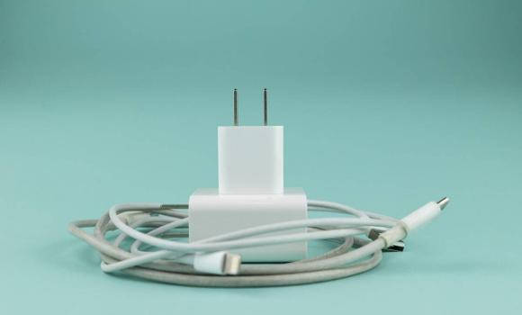 Sai lầm khi sạc điện thoại đến 100% rồi rút phích cắm - Hình 4 Sai lam khi sac dien thoai den 100% roi rut phich cam-Hinh-4