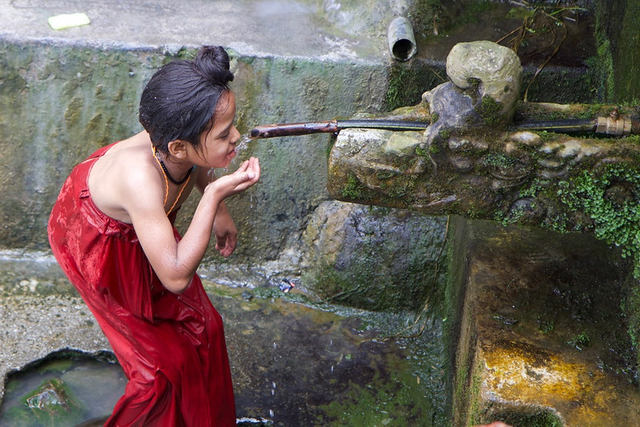 Quốc gia kì lạ: Phụ nữ thoải mái tắm tiên cùng hủ tục khó hiểu Quoc gia ki la: Phu nu thoai mai tam tien cung hu tuc kho hieu