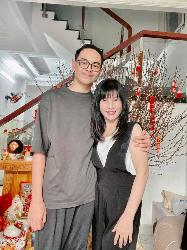 Ngỡ ngàng diện mạo con trai Cát Phượng - Thái Hòa tuổi 19 - Hình 3 Ngo ngang dien mao con trai Cat Phuong - Thai Hoa tuoi 19-Hinh-3