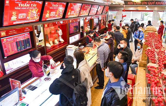 Chọn vàng miếng tích sản, dân chen chân đi mua trước ngày vía Thần Tài - Hình 6 Chon vang mieng tich san, dan chen chan di mua truoc ngay via Than Tai-Hinh-6