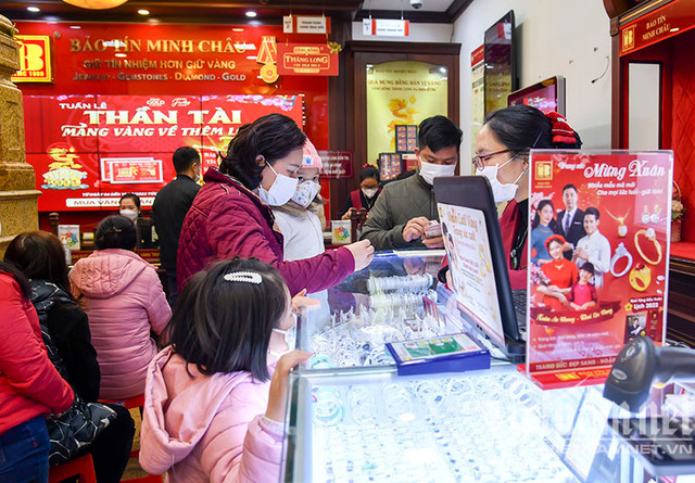 Chọn vàng miếng tích sản, dân chen chân đi mua trước ngày vía Thần Tài - Hình 2 Chon vang mieng tich san, dan chen chan di mua truoc ngay via Than Tai-Hinh-2