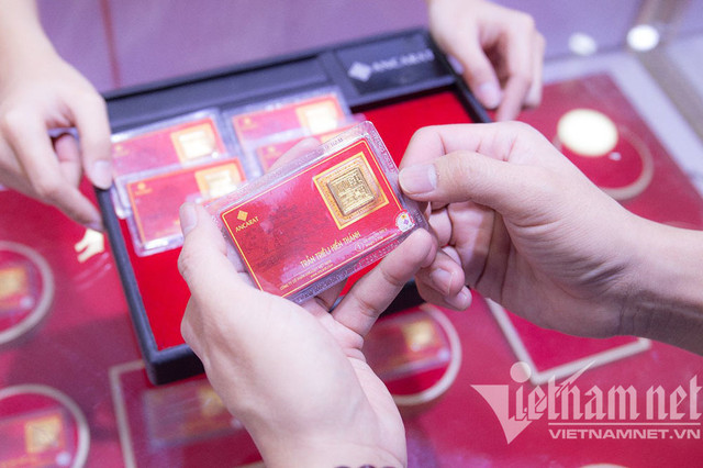 Chọn vàng miếng tích sản, dân chen chân đi mua trước ngày vía Thần Tài - Hình 3 Chon vang mieng tich san, dan chen chan di mua truoc ngay via Than Tai-Hinh-3