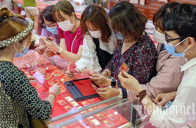 Chọn vàng miếng tích sản, dân chen chân đi mua trước ngày vía Thần Tài ảnh 7 Chọn vàng miếng tích sản, dân chen chân đi mua trước ngày vía Thần Tài ảnh 7
