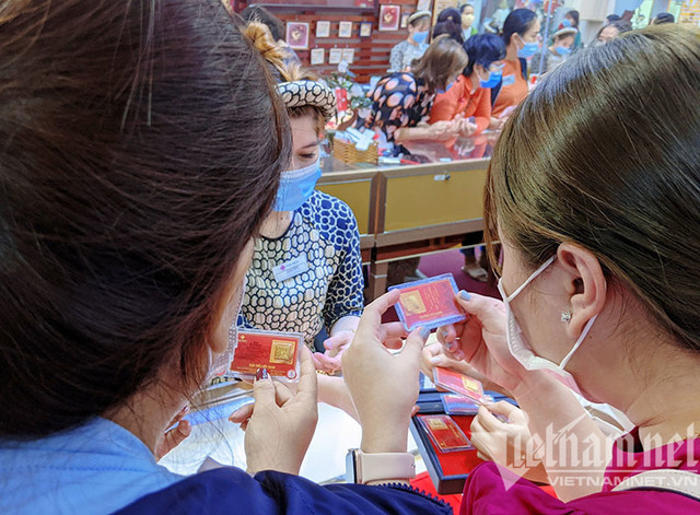 Chọn vàng miếng tích sản, dân chen chân đi mua trước ngày vía Thần Tài - Hình 4 Chon vang mieng tich san, dan chen chan di mua truoc ngay via Than Tai-Hinh-4