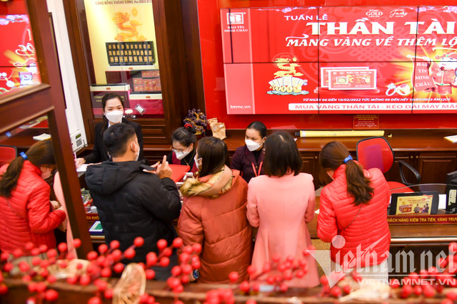 Chọn vàng miếng tích sản, dân chen chân đi mua trước ngày vía Thần Tài - Hình 5 Chon vang mieng tich san, dan chen chan di mua truoc ngay via Than Tai-Hinh-5