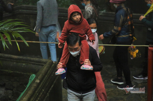 Dòng người đội mưa trẩy hội chùa Hương ảnh 13 Dòng người đội mưa trẩy hội chùa Hương ảnh 13