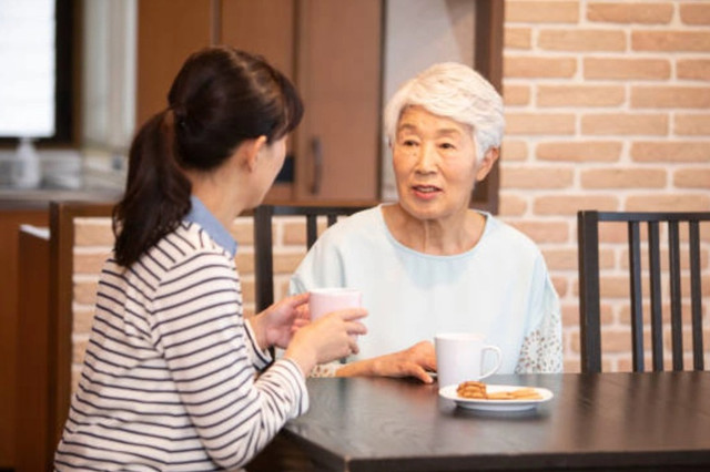 Đi làm về muộn, nàng dâu mắt đỏ hoe nhìn đĩa dưa muối trên bàn Di lam ve muon, nang dau mat do hoe nhin dia dua muoi tren ban