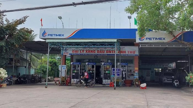 Các trạm xăng dầu ở miền Tây đồng loạt bán trở lại sau khi tăng giá - Hình 2 Cac tram xang dau o mien Tay dong loat ban tro lai sau khi tang gia-Hinh-2