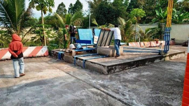 Các trạm xăng dầu ở miền Tây đồng loạt bán trở lại sau khi tăng giá Cac tram xang dau o mien Tay dong loat ban tro lai sau khi tang gia