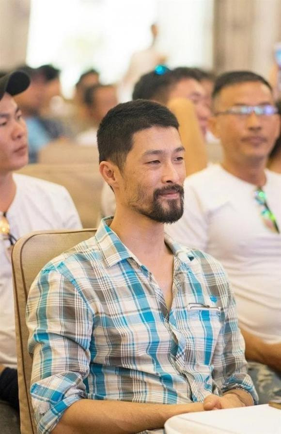 Johnny Trí Nguyễn gây sốc khi cạo râu trẻ ra 20 tuổi - Hình 5 Johnny Tri Nguyen gay soc khi cao rau tre ra 20 tuoi-Hinh-5