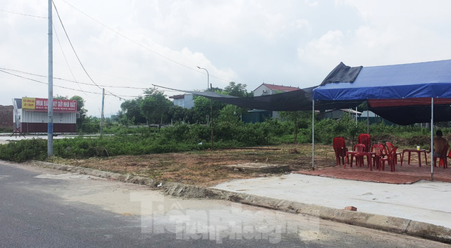 Đất nền ế ẩm, môi giới đi bán nước mía và buôn rau Dat nen e am, moi gioi di ban nuoc mia va buon rau