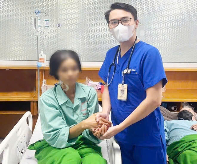 Người phụ nữ nguy kịch khi ăn lá lộc mại chữa bệnh táo bón Nguoi phu nu nguy kich khi an la loc mai chua benh tao bon