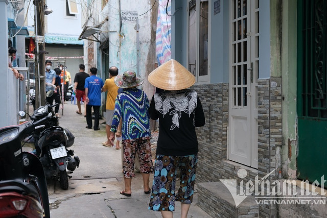 Nhiều người Sài Gòn ăn ngày 1-2 bữa mong vượt qua đại dịch - Hình 2 Nhieu nguoi Sai Gon an ngay 1-2 bua mong vuot qua dai dich-Hinh-2
