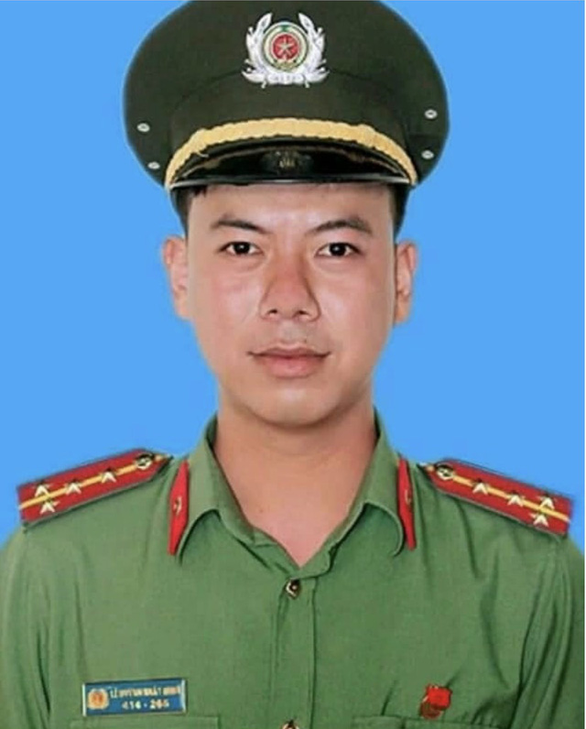 Khóc nghẹn khoảnh khắc đồng đội tiễn biệt đại úy công an hy sinh Khoc nghen khoanh khac dong doi tien biet dai uy cong an hy sinh