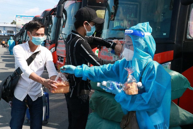 Chiều 22-8, 309 người dân Cần Thơ ở TP.HCM đã lên xe trở về quê - Hình 3 Chieu 22-8, 309 nguoi dan Can Tho o TP.HCM da len xe tro ve que-Hinh-3