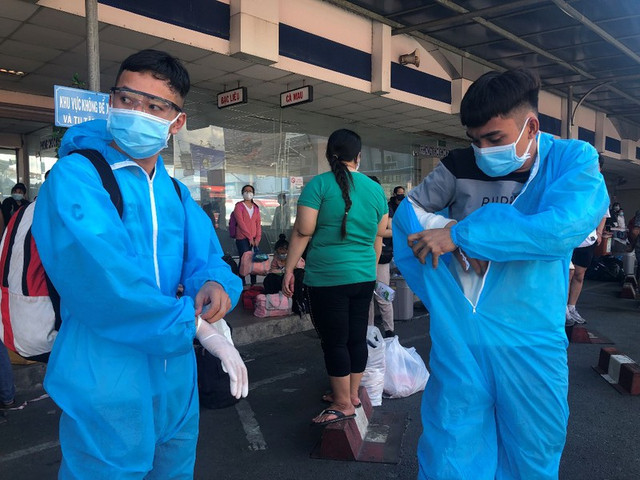 Chiều 22-8, 309 người dân Cần Thơ ở TP.HCM đã lên xe trở về quê - Hình 4 Chieu 22-8, 309 nguoi dan Can Tho o TP.HCM da len xe tro ve que-Hinh-4