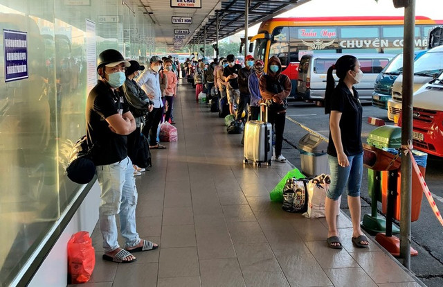 Chiều 22-8, 309 người dân Cần Thơ ở TP.HCM đã lên xe trở về quê Chieu 22-8, 309 nguoi dan Can Tho o TP.HCM da len xe tro ve que