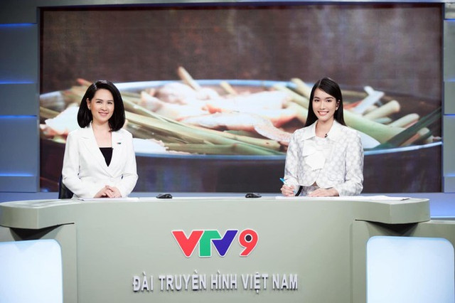 Á hậu Phương Anh run bần bật khi lần đầu dẫn bản tin VTV - Hình 2 A hau Phuong Anh run ban bat khi lan dau dan ban tin VTV-Hinh-2