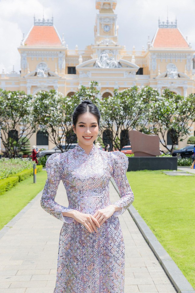 Á hậu Phương Anh run bần bật khi lần đầu dẫn bản tin VTV - Hình 5 A hau Phuong Anh run ban bat khi lan dau dan ban tin VTV-Hinh-5