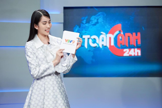 Á hậu Phương Anh run bần bật khi lần đầu dẫn bản tin VTV - Hình 3 A hau Phuong Anh run ban bat khi lan dau dan ban tin VTV-Hinh-3