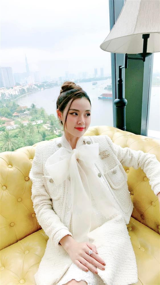 Mặc áo hở hang, Midu để lộ hình xăm đúng vị trí hiểm - Hình 4 Mac ao ho hang, Midu de lo hinh xam dung vi tri hiem-Hinh-4