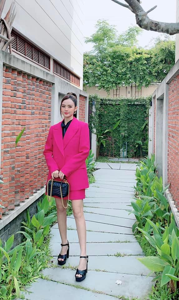 Mặc áo hở hang, Midu để lộ hình xăm đúng vị trí hiểm - Hình 5 Mac ao ho hang, Midu de lo hinh xam dung vi tri hiem-Hinh-5
