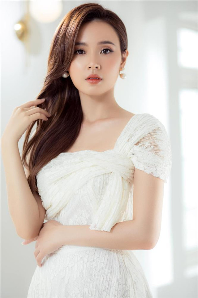 Mặc áo hở hang, Midu để lộ hình xăm đúng vị trí hiểm - Hình 3 Mac ao ho hang, Midu de lo hinh xam dung vi tri hiem-Hinh-3