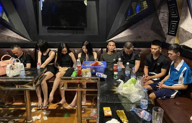 26 người bay lắc trong quán karaoke 26 nguoi bay lac trong quan karaoke