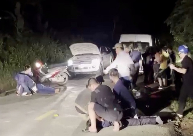 Bị vây bắt, 2 người ôm 15 bánh heroin điên cuồng bắn trả Bi vay bat, 2 nguoi om 15 banh heroin dien cuong ban tra