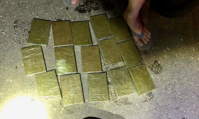 Bị vây bắt, 2 người ôm 15 bánh heroin điên cuồng bắn trả - Hình 2 Bi vay bat, 2 nguoi om 15 banh heroin dien cuong ban tra-Hinh-2
