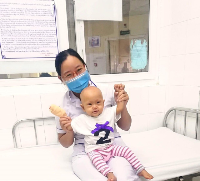 Xót xa bé gái 2 tuổi hoại tử ngón tay do mắc bệnh ung thư - Hình 5 Xot xa be gai 2 tuoi hoai tu ngon tay do mac benh ung thu-Hinh-5