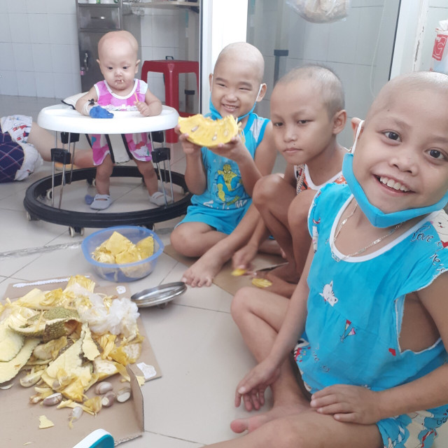 Xót xa bé gái 2 tuổi hoại tử ngón tay do mắc bệnh ung thư - Hình 4 Xot xa be gai 2 tuoi hoai tu ngon tay do mac benh ung thu-Hinh-4