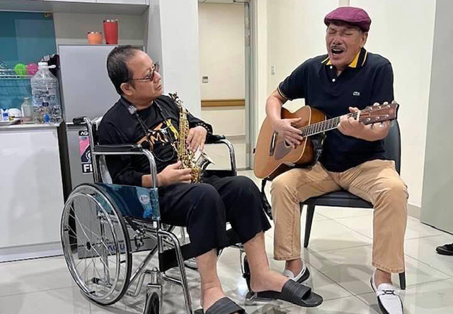 Trần Tiến vào viện thăm, ngẫu hứng đàn hát cùng Trần Mạnh Tuấn Tran Tien vao vien tham, ngau hung dan hat cung Tran Manh Tuan