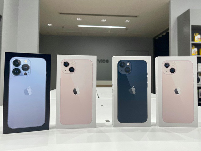 Giá iPhone 13 xách tay giảm tới hơn 10 triệu đồng sau 2 tháng Gia iPhone 13 xach tay giam toi hon 10 trieu dong sau 2 thang