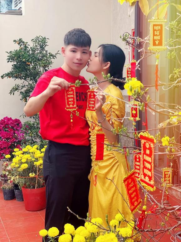 Hậu chia tay Lê Thành Phong, Ngọc Trinh hẹn hò với hậu vệ SHB Đà Nẵng - Hình 9 Hau chia tay Le Thanh Phong, Ngoc Trinh hen ho voi hau ve SHB Da Nang-Hinh-9