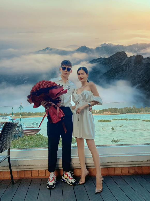 Hậu chia tay Lê Thành Phong, Ngọc Trinh hẹn hò với hậu vệ SHB Đà Nẵng - Hình 3 Hau chia tay Le Thanh Phong, Ngoc Trinh hen ho voi hau ve SHB Da Nang-Hinh-3